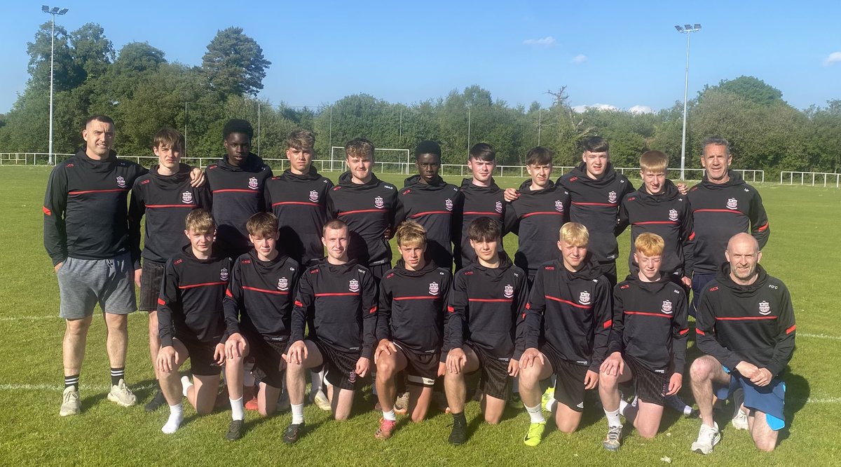 EdenderryTown's tweet photo. Our U17A team had their last training session this evening and got presented with new tops and T-shirts in preparation for their CCFL cup final on Saturday. Best of luck lads. 
#COTT🇾🇪 https://t.co/AlRlE094jQ