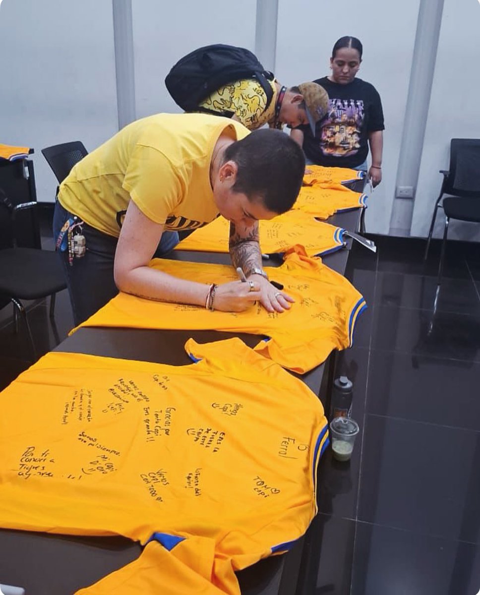laufemenil's tweet photo. El partido pasado nos unimos a la dinámica para apoyar a Tigres Femenil, firmando los jerseys de las jugadoras con mensajes llenos de amor, energía y orgullo universitario. 💪💛
¡Cada palabra escrita lleva el alma de la afición que nunca deja de creer! 💙🐯

#laufemenil 🇺🇦 https://t.co/vyzgOIw2sT