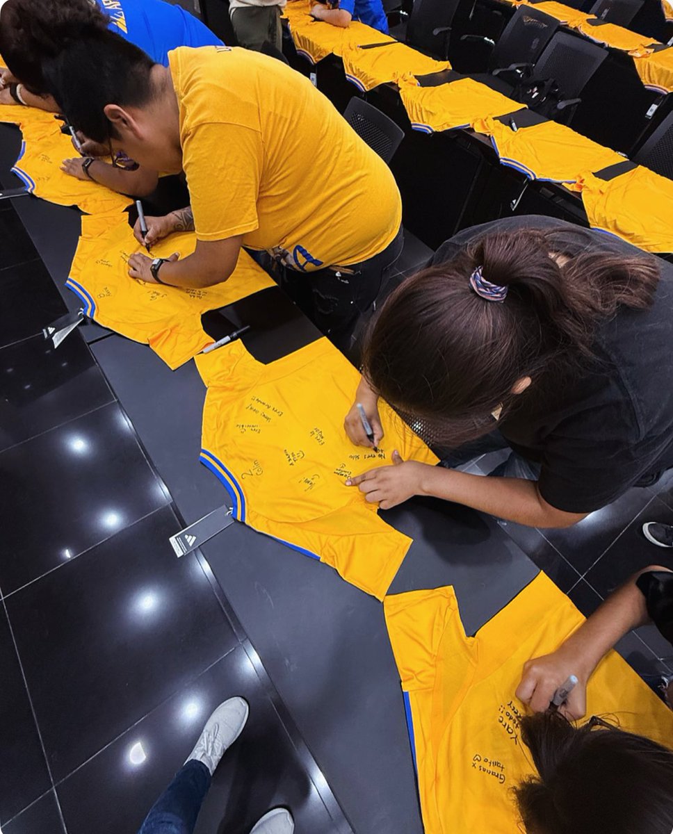 laufemenil's tweet photo. El partido pasado nos unimos a la dinámica para apoyar a Tigres Femenil, firmando los jerseys de las jugadoras con mensajes llenos de amor, energía y orgullo universitario. 💪💛
¡Cada palabra escrita lleva el alma de la afición que nunca deja de creer! 💙🐯

#laufemenil 🇺🇦 https://t.co/vyzgOIw2sT