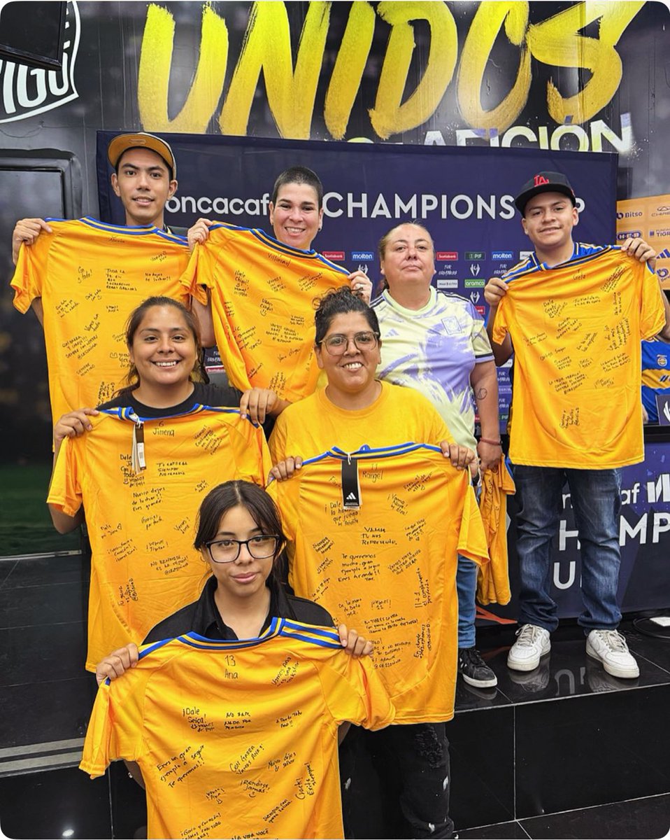 laufemenil's tweet photo. El partido pasado nos unimos a la dinámica para apoyar a Tigres Femenil, firmando los jerseys de las jugadoras con mensajes llenos de amor, energía y orgullo universitario. 💪💛
¡Cada palabra escrita lleva el alma de la afición que nunca deja de creer! 💙🐯

#laufemenil 🇺🇦 https://t.co/vyzgOIw2sT