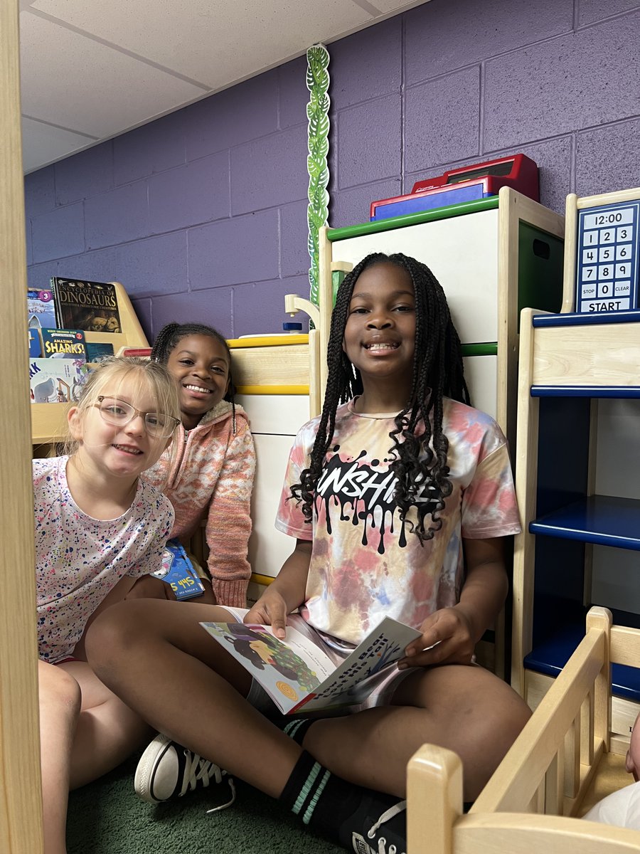 Thank you to Caledonia Elementary School's LeeAnn Langford for sending pictures of CES third- and fifth-grade students reading to CES pre-kindergarten students for Quilts and Reading Day, which is part of the school's ABC Countdown to Summer. (2/3)