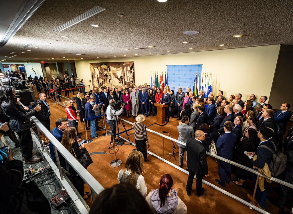 📍At the #UNSC stakeout for #PoCWeek2025, #KingdomNL joined 80+ delegations to deliver one message:

"Protecting civilians is not optional” it is a legal obligation.

We must uphold international humanitarian law, enable humanitarian access, and ensure accountability.