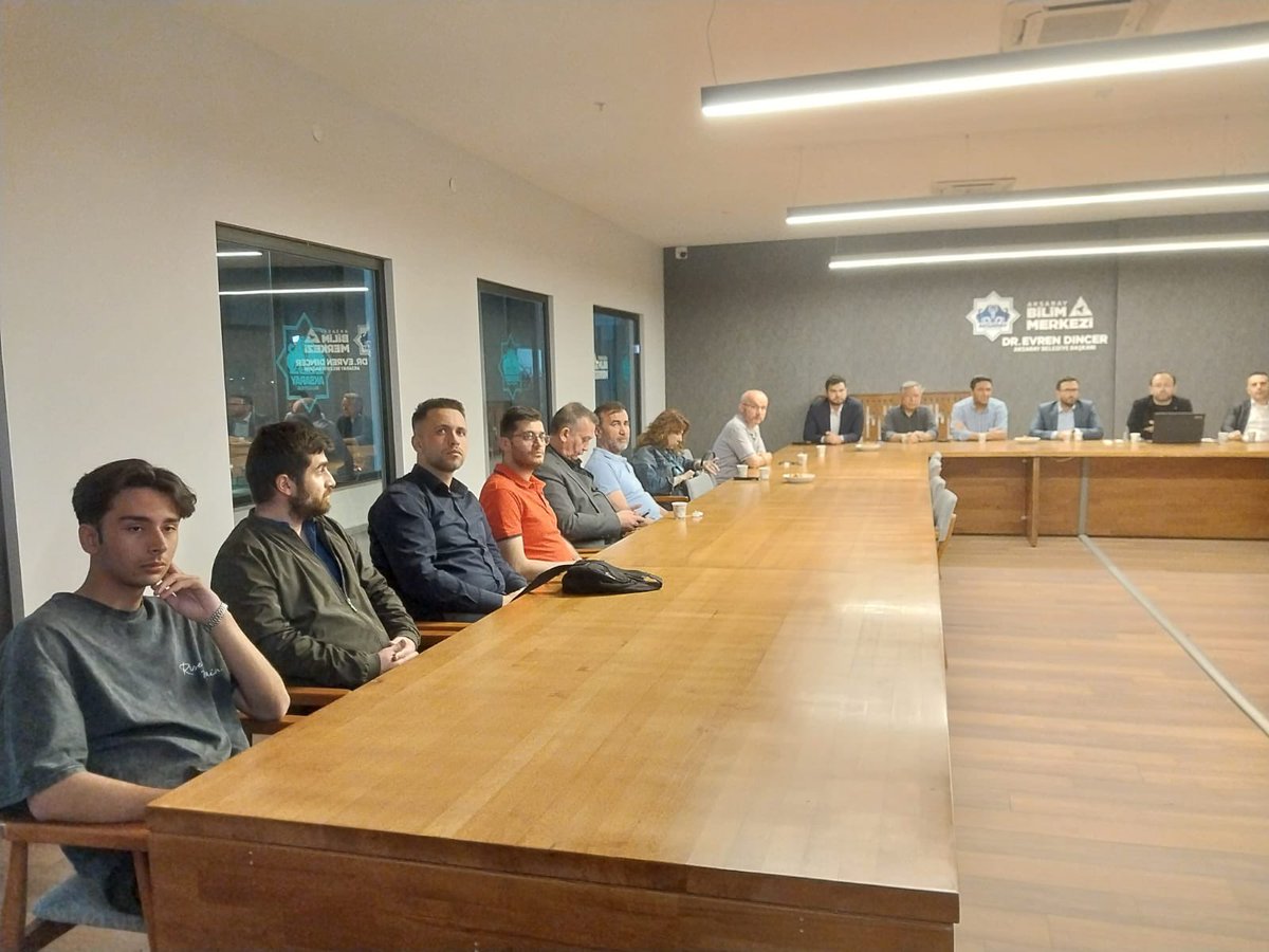 Aksaray Birlik Vakfı Şubesi’nde gerçekleştirilen 46. Buluşmada, Aksaray Üniversitesi İslami İlimler Fakültesi Öğretim Üyesi Doç. Dr. Şuayip Karataş tarafından “Kur’an’da Zamanı Kavramı” konusu ele alındı. Hocamıza ve katılımcılara teşekkür ederiz...