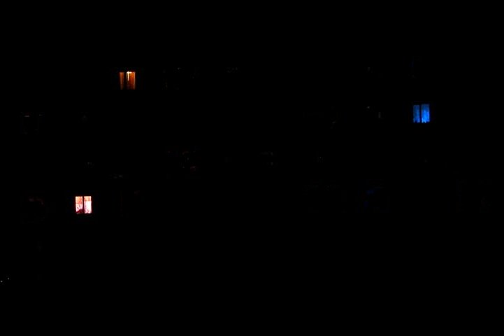 ­

مهما فتحت الباب،
لن تجد إلا طريقاً واحدة.

في كل مرةٍ تفتح النافذة،
ستجد طريقاً جديدة.

الأبواب للأرض، والأرض للجميع.
النوافذ للسماء، والسماء للحالمين.

­