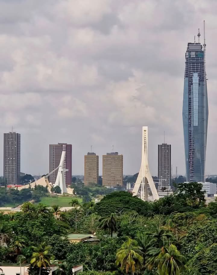 Ivoirowsky's tweet image. 🇨🇮 La Basilique veille sur #Yamoussokro . Bientot la #TourF veillera sur #Abidjan. 🤩