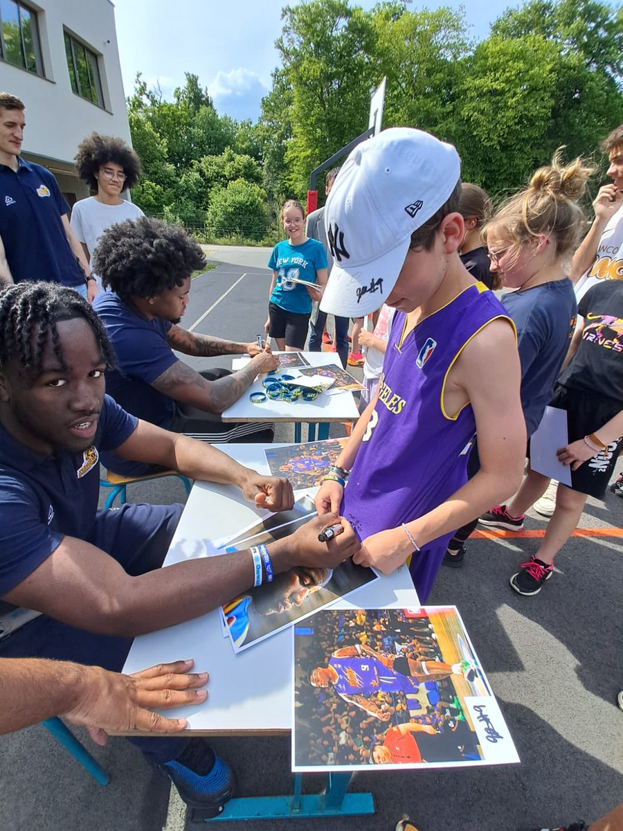 Collège Maurice de Broglie (@brogliecollege) on Twitter photo 🏀 Quel beau moment pour nos élèves de la section sportive 🏀avec les joueurs de <a href="/ALMEvreux/">𝗔𝗟𝗠 𝗘𝗩𝗥𝗘𝗨𝗫</a>
Au programme des échanges :
🏀 Le sport de haut niveau
🏀 Les métiers en lien avec le sport
🏀 Des passes et des dribbles
🏀 L’attendue séance de dédicaces !
Un grand 🙏🏻 🏀 Quel beau moment pour nos élèves de la section sportive 🏀avec les joueurs de <a href="/ALMEvreux/">𝗔𝗟𝗠 𝗘𝗩𝗥𝗘𝗨𝗫</a>
Au programme des échanges :
🏀 Le sport de haut niveau
🏀 Les métiers en lien avec le sport
🏀 Des passes et des dribbles
🏀 L’attendue séance de dédicaces !
Un grand 🙏🏻
