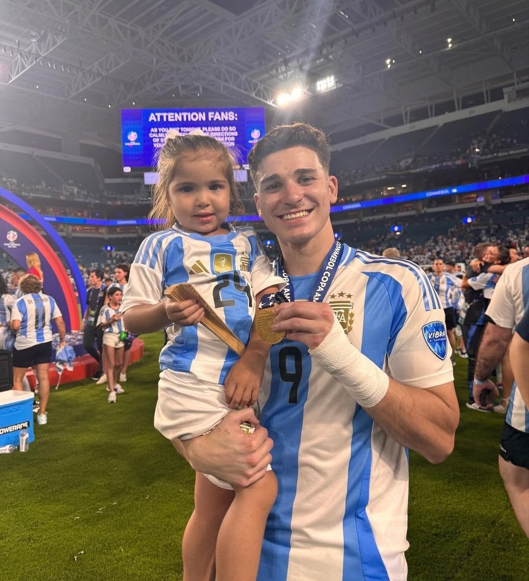 "Julián era mi amigo de pequeña. En el mundial en 2022 cuando jugó con mi papá y me hizo upa"