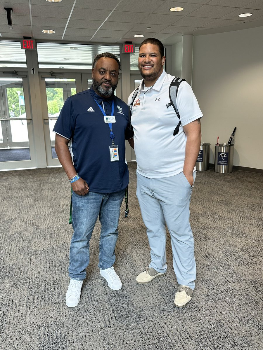 Coach P 🍎🏈📚🎓CoachesHelpingCoaches (@coachp_eterson) on Twitter photo Thanks <a href="/CoachJWaters_/">Jordan Waters</a> stopping by <a href="/FlintHillFball/">Flint Hill Football</a>.
#TOGETHER #JoinThePack
#SparkTheFlint💥 Thanks <a href="/CoachJWaters_/">Jordan Waters</a> stopping by <a href="/FlintHillFball/">Flint Hill Football</a>.
#TOGETHER #JoinThePack
#SparkTheFlint💥