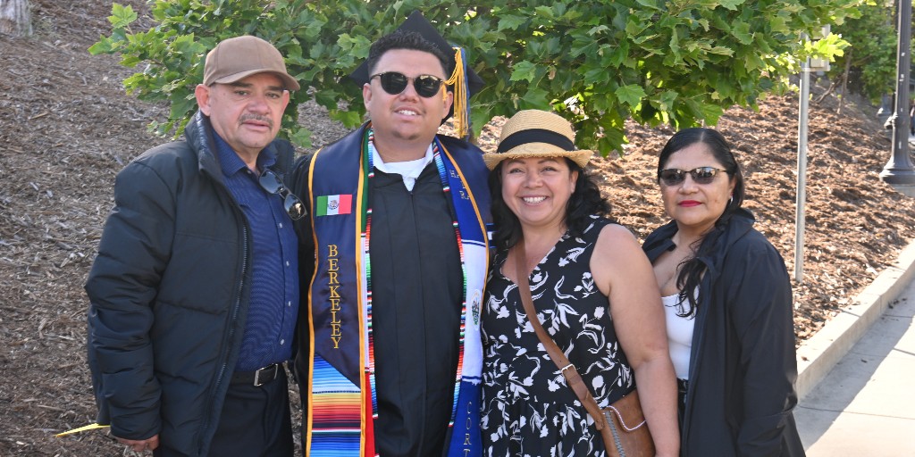 BerkeleyCDSS's tweet image. Cheers to the CDSS Class of 2025! 🎉 Your curiosity, brilliance, and resilience have inspired us all. Here’s to what comes next!
📸 : KLC fotos / Marcus Edwards
#CalGrad #CDSSgrad