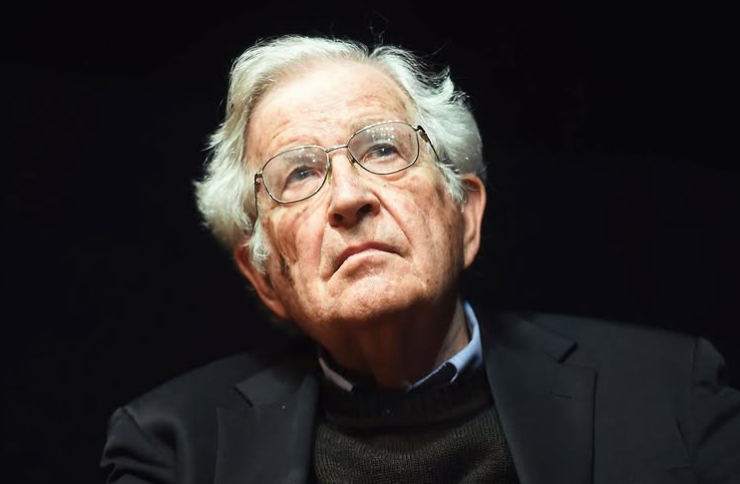 Aydınların görevi, otoriteye hizmet etmek değil, onu sorgulamaktır.
- Noam Chomsky
