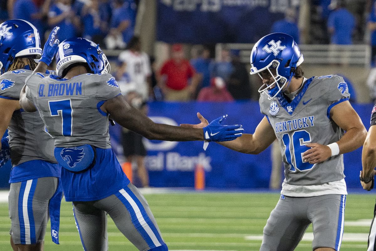 Jayce “Ju7ce” Johnson (@jaycejohnson09) on Twitter photo Blessed to receive an offer from The University of Kentucky🔵⚪️
<a href="/mhartline59/">Michael Hartline</a> <a href="/UKCoachStoops/">Mark Stoops</a> <a href="/CarterVikingsFB/">Adam Carter</a> <a href="/Coach_FredM/">Coach Fred</a> <a href="/SWiltfong_/">Steve Wiltfong</a> <a href="/samspiegs/">Sam Spiegelman</a> <a href="/ChadSimmons_/">ChadSimmons</a> <a href="/GregBiggins/">Greg Biggins</a> <a href="/MrTNT21/">CoachTNorton</a> <a href="/CoachKornDawg/">Mikhal Kornegay</a> <a href="/LHSvikingsFB/">Lowndes Football</a> Blessed to receive an offer from The University of Kentucky🔵⚪️
<a href="/mhartline59/">Michael Hartline</a> <a href="/UKCoachStoops/">Mark Stoops</a> <a href="/CarterVikingsFB/">Adam Carter</a> <a href="/Coach_FredM/">Coach Fred</a> <a href="/SWiltfong_/">Steve Wiltfong</a> <a href="/samspiegs/">Sam Spiegelman</a> <a href="/ChadSimmons_/">ChadSimmons</a> <a href="/GregBiggins/">Greg Biggins</a> <a href="/MrTNT21/">CoachTNorton</a> <a href="/CoachKornDawg/">Mikhal Kornegay</a> <a href="/LHSvikingsFB/">Lowndes Football</a>