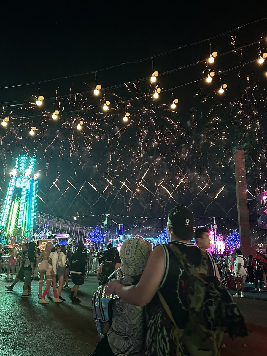 JordanIverson23's tweet photo. Shout out to the girl who took these pictures of me and Lauren at EDC 🥺🖤 https://t.co/4D4pZ6xvDc
