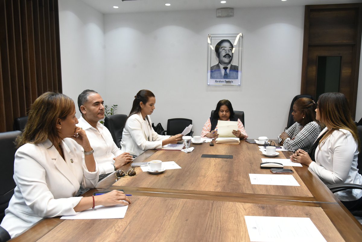 La Comisión Permanente de Reconocimientos, continúa con el estudio del proyecto de resolución que reconoce al señor Luis Virgilio Reyes, por sus aportes a la sociedad barahonera y por su digna trayectoria llena de humildad, decoro, altruismo y solidaridad con una ejemplar hoja de