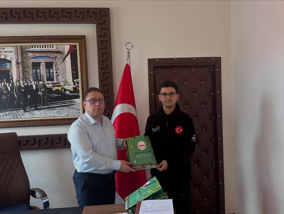 Tokat Fatih Projesi-EBA (@tokateba) on Twitter photo Tokat Erbaa Yılmaz Kayalar Fen Lisesi Öğrencileri, Amerika'daki
Regeneron ISEF'te 10-16 Mayısta ÜIkemizi Temsil etti. Öğrencilerimiz, "Vakum Özelikli Kombi Tasarımı" adlı projeleriyle
suyun israfinı önlemeyi amaçlayan inovatif bir
çözüm geliştirdiler. <a href="/tokatmem/">Tokat İl Millî Eğitim Müdürlüğü</a> <a href="/mebyegitek/">Yenilik ve Eğitim Teknolojileri Genel Müdürlüğü</a> Tokat Erbaa Yılmaz Kayalar Fen Lisesi Öğrencileri, Amerika'daki
Regeneron ISEF'te 10-16 Mayısta ÜIkemizi Temsil etti. Öğrencilerimiz, "Vakum Özelikli Kombi Tasarımı" adlı projeleriyle
suyun israfinı önlemeyi amaçlayan inovatif bir
çözüm geliştirdiler. <a href="/tokatmem/">Tokat İl Millî Eğitim Müdürlüğü</a> <a href="/mebyegitek/">Yenilik ve Eğitim Teknolojileri Genel Müdürlüğü</a>