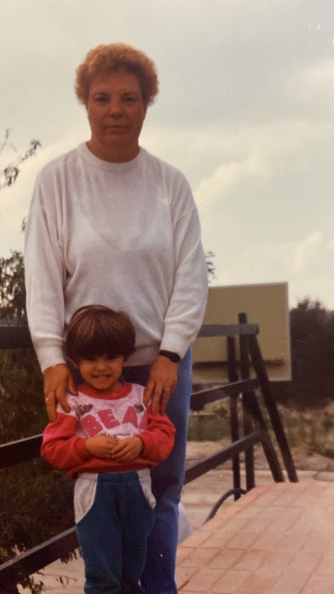 He aprobado todo con media de notable , se lo prometí a ella , se que está conmigo aunque no pueda verla . Lo hicimos , mamá 💜