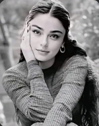 "Iluminas 
 mi día 
 Iluminas 
 mi vida 
 Mi amor bonito 

            Él" 💕