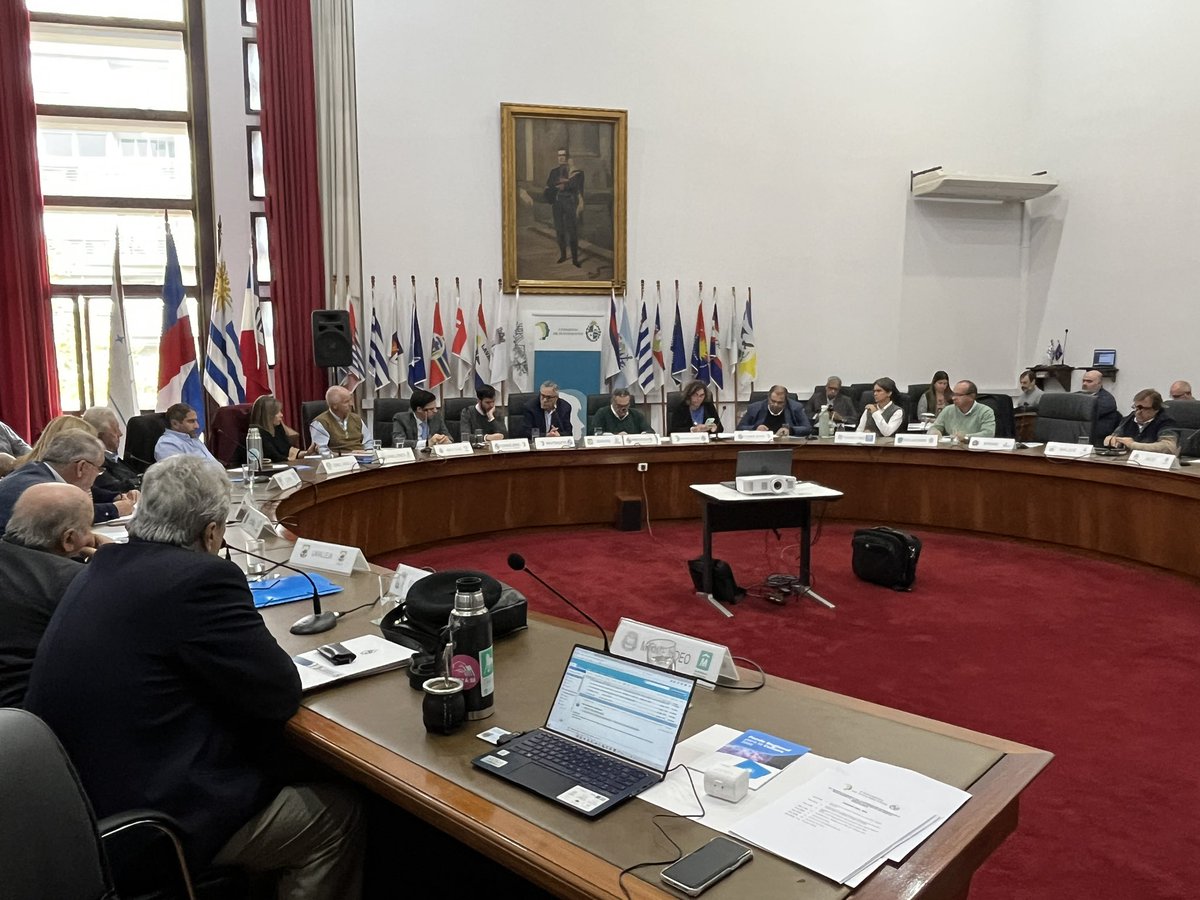 OPP Uruguay (@oppuruguay) on Twitter photo Se está presentando la nueva propuesta de oportunidad laboral por parte del director de OPP, <a href="/RodrigoArim1/">Rodrigo Arim</a> y el responsable de Descentralización, <a href="/jmarenasdiaz/">José Manuel Arenas</a> a los intendentes en el <a href="/cintendentesuy/">Congreso de Intendentes</a>
#OportunidadLaboral #Descentralización #CongesodeIntendentes Se está presentando la nueva propuesta de oportunidad laboral por parte del director de OPP, <a href="/RodrigoArim1/">Rodrigo Arim</a> y el responsable de Descentralización, <a href="/jmarenasdiaz/">José Manuel Arenas</a> a los intendentes en el <a href="/cintendentesuy/">Congreso de Intendentes</a>
#OportunidadLaboral #Descentralización #CongesodeIntendentes
