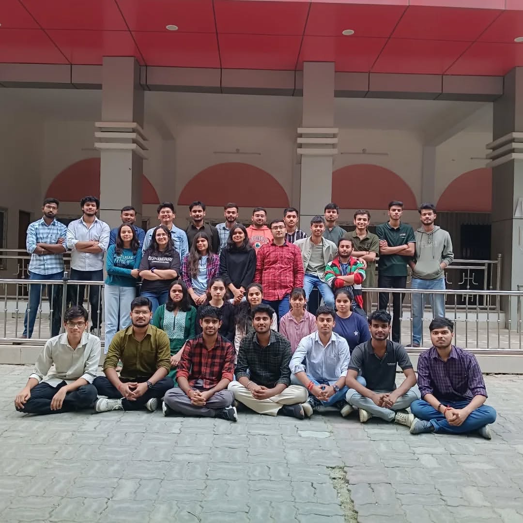 iisf_knit's tweet photo. Celebrating 25  Years of the 1999 Batch at KNIT Sultanpur!

On 16th November 2024, IISF KNIT proudly hosted the Silver Jubilee Alumini Meet for the 1999 batch at KNIT, Sultanpur.

 The event ended by heartfelt vote of thanks by our Prof Incharge IISF KNIT- Dr. Anil Singh. https://t.co/YFbGiVFrwa