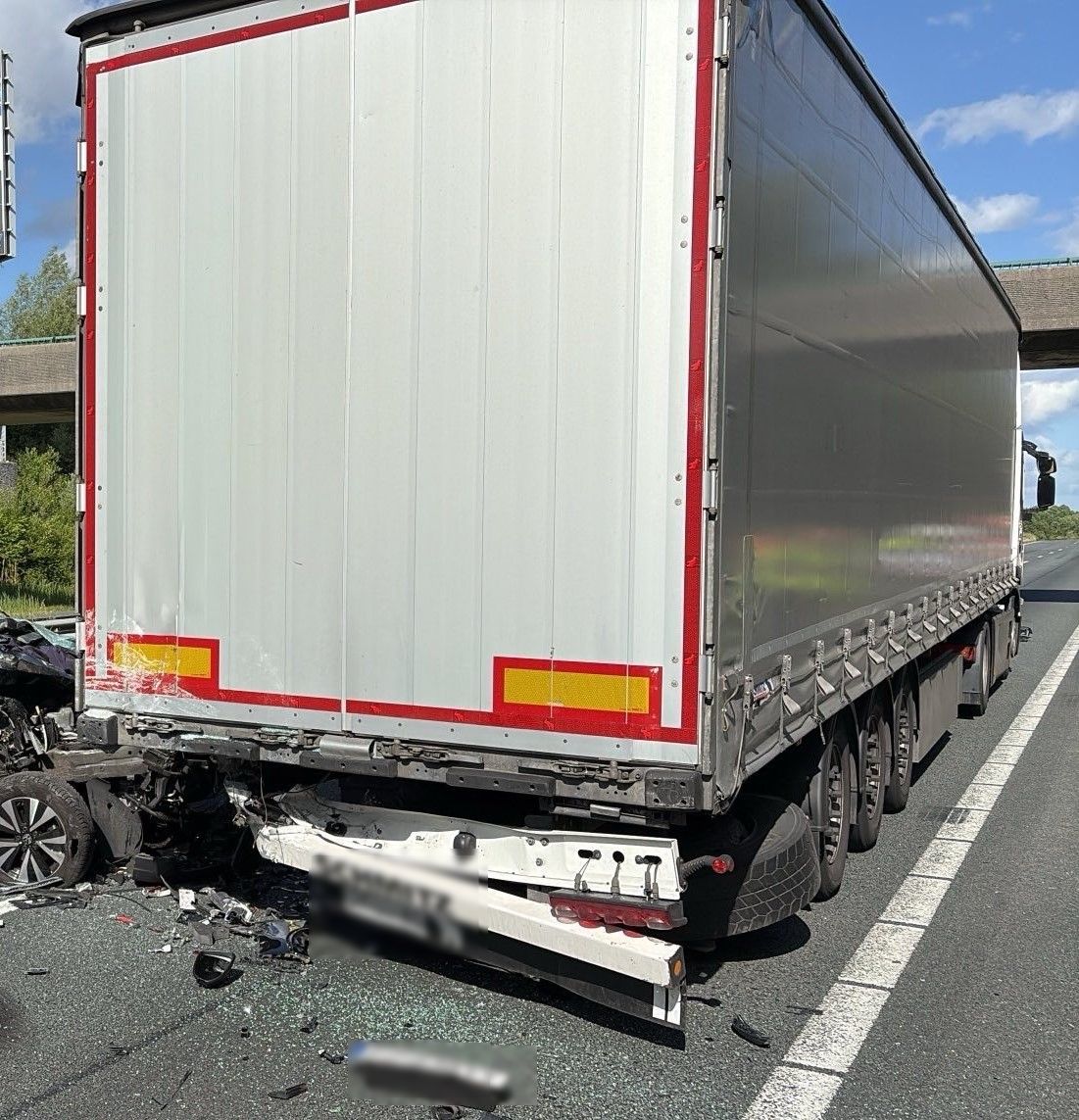 Verkeer over vluchtstrook op A1 bij De Lutte door ongeval