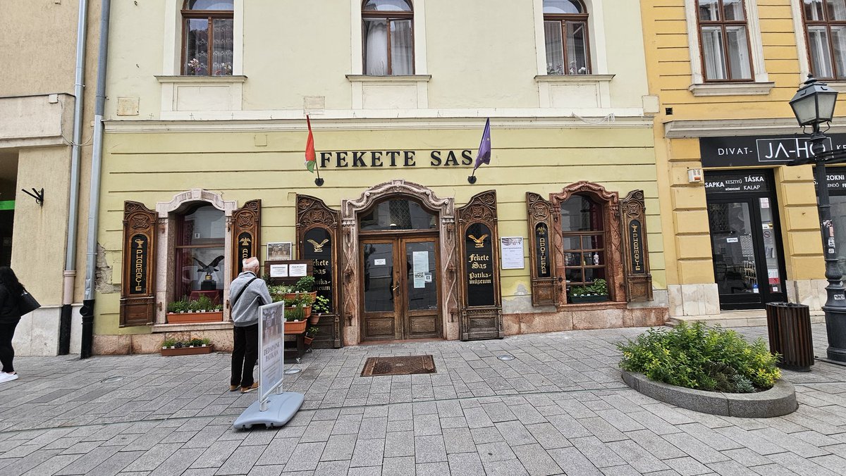 DrFangSimon's tweet photo. A Fekete Sas Patikamúzeum 50 éve áll a minden kedves látogató számára nyitva. A rendezvényen megemlékeztünk az elődökről és a múzeum jelenlegi működéséről. Örülök hogy ott lehettem. 💊☺️👍 https://t.co/zH8XXkAt1q https://t.co/0XlimLrHdc
