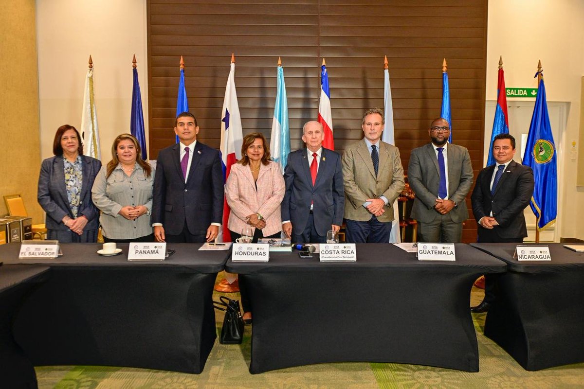 sg_sica's tweet photo. El Consejo Centroamericano de Turismo aprobó la implementación de la Firma Electrónica Certificada #SICASign ✍️🌐 herramienta que permitirá agilizar la toma de decisiones en el ámbito de la integración turística regional @sitca_turismo.
En el marco de la #PPTSICACR, la CXXXII Reunión Ordinaria del Consejo Centroamericano de Turismo (CCT) instruyó la implementación del los servicios de firma y sello electrónico certificados, así como el servicio de firma grupal de documentos electrónicos.
El #SICASign entre sus beneficios brindará agilidad en la adopción decisiones, eficiencia operativa, reducción de costos, sostenibilidad ambiental, validez y eficacia jurídica, entre otros.
Durante la reunión del Consejo, el Director de Tecnologías de la Secretaría General del #SICA, Ricardo Cáceres @CaceresRA expuso el proceso de implementación de la firma electrónica en órganos decisorios, en el ámbito del SICA y como los beneficios en su adopción.
La implementación de la Firma Electrónica Certificada #SICASign fue aprobada por el Consejo de Ministros de Relaciones Exteriores en marzo 2023 y se enmarca en la Estrategia Regional Digital del SICA #ERDI.