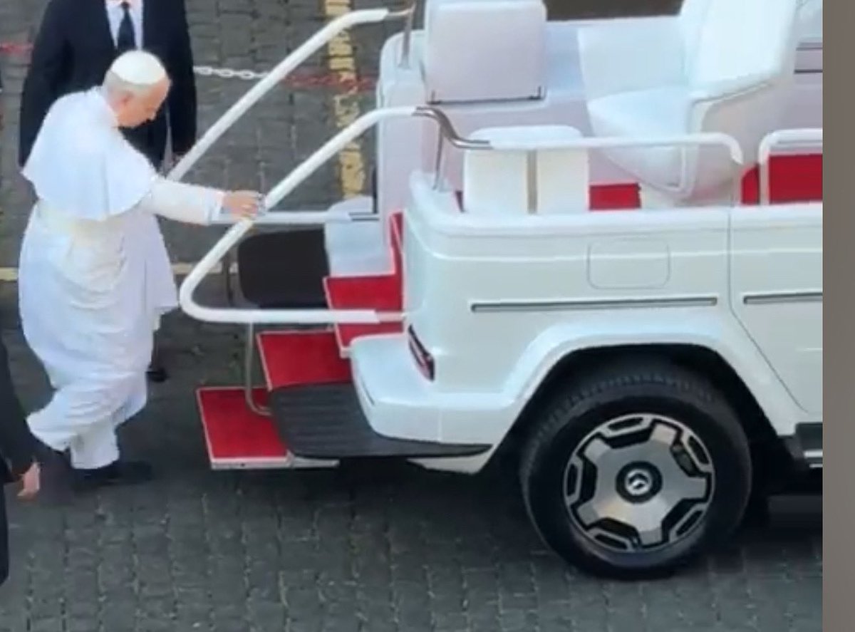 MountainButorac's tweet image. Did anyone happen to catch that Pope Leo is wearing white pants?
And I know some of you think "who cares?"
Not every post needs to be profound, some things are just fun bits of trivia. Plus, it's a nice aesthetic.