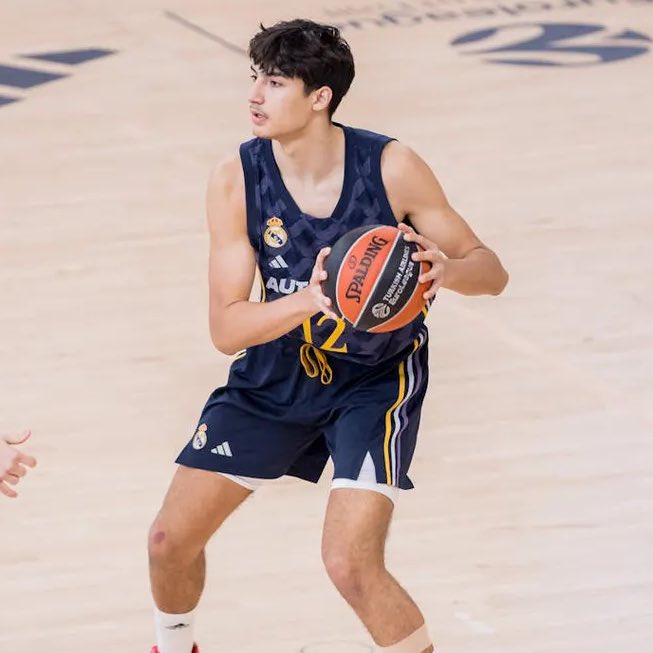 Real Madrid’s Ignacio Campoy remains as one of my favourite prospects in Europe. The 6’6 wing is an elite glue guy for Real Madrid, putting together a ridiculous rebounding performance in the win over OTE

14 points
18 boards
5 assists
4-7 FG
0-1 3P
6-8 FT

Really fun prospect