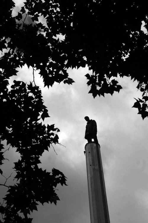 ♠️ Exactly 23 years ago on this day, <a href="/davidblaine/">David Blaine</a> began his stunt called VERTIGO. He stood on a 100-foot high, 22-inch wide pillar for 35 hours.
Bryant Park, New York.