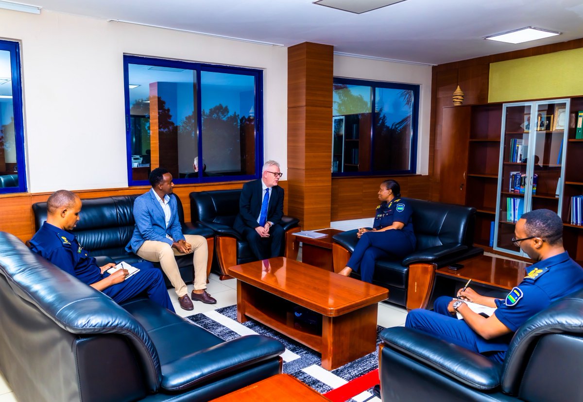 Uyu munsi,

Umuyobozi Mukuru wungirije wa Polisi y’u Rwanda (DIGP) ushinzwe ubutegetsi n’abakozi, DCG Jeanne Chantal Ujeneza, yakiriye Prof. Neil Cooper, umuyobozi ushinzwe amasomo ajyanye n'amahoro no gukemura amakimbirane muri kaminuza ya Kent State yo muri Leta Zunze Ubumwe