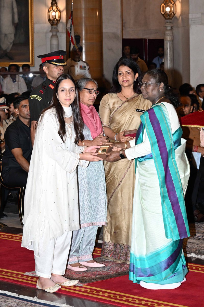 President Droupadi Murmu conferred Kirti Chakra upon Shri Himayun Muzzammil Bhat, Deputy Superintendent of Police, The Jammu and Kashmir Police (Posthumous). In an encounter in Anantnag district in September 2023, he engaged the terrorists disregarding his own safety. Despite