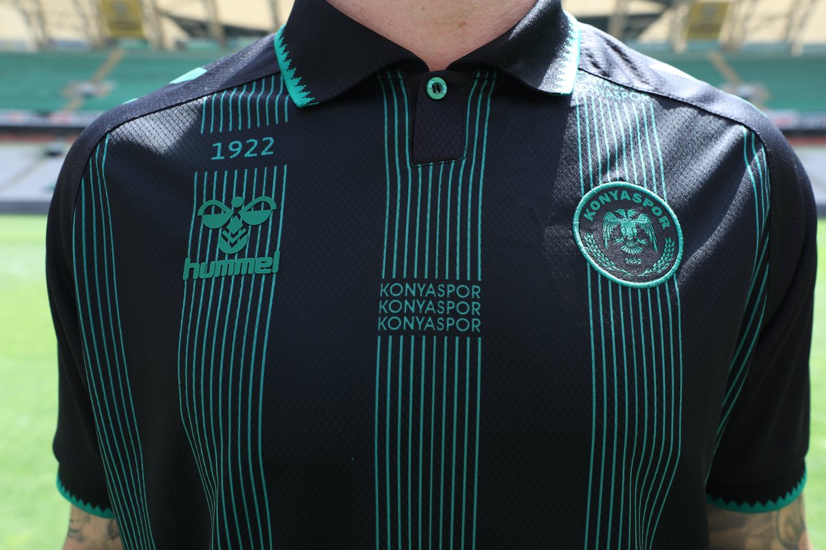 Yeşil beyazın gölgesinde bir gece gibi ağır… Bu siyah, gururdan gelir.💚🤍
Yeni sezon formalarımız, 25 Mayıs Pazar günü online ve fiziki mağazalarımızda satışta olacaktır.