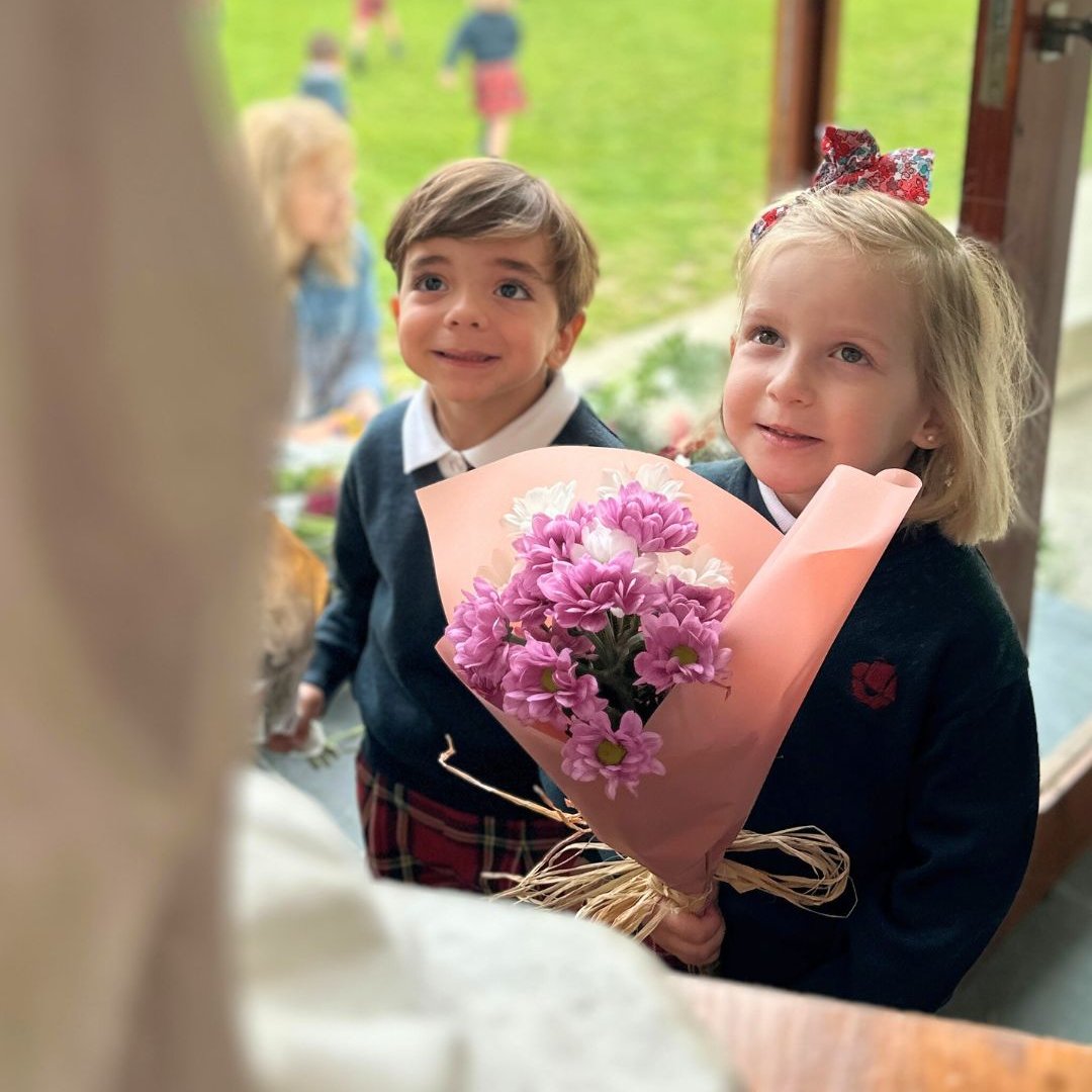 Mayo. Miravalles-El Redín ha celebrado su ofrenda floral.  Cada alumno ha llevado una flor a la Virgen.

Una a una, esas flores han formado un mosaico que no es un mero adorno, porque cada flor representa una oración, un pensamiento, un beso, una intención, un “aquí estoy”…