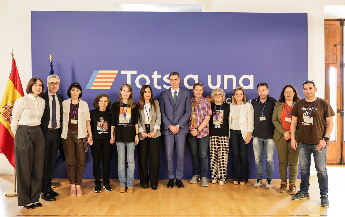 Hoy me he reunido en Valencia con las víctimas de la DANA. He escuchado su dolor, su fuerza y su dignidad.

Les he transmitido que el Gobierno seguirá a su lado, como desde el primer día.

Nuestro compromiso es firme: justicia, reparación y prevención.

No os fallaremos.