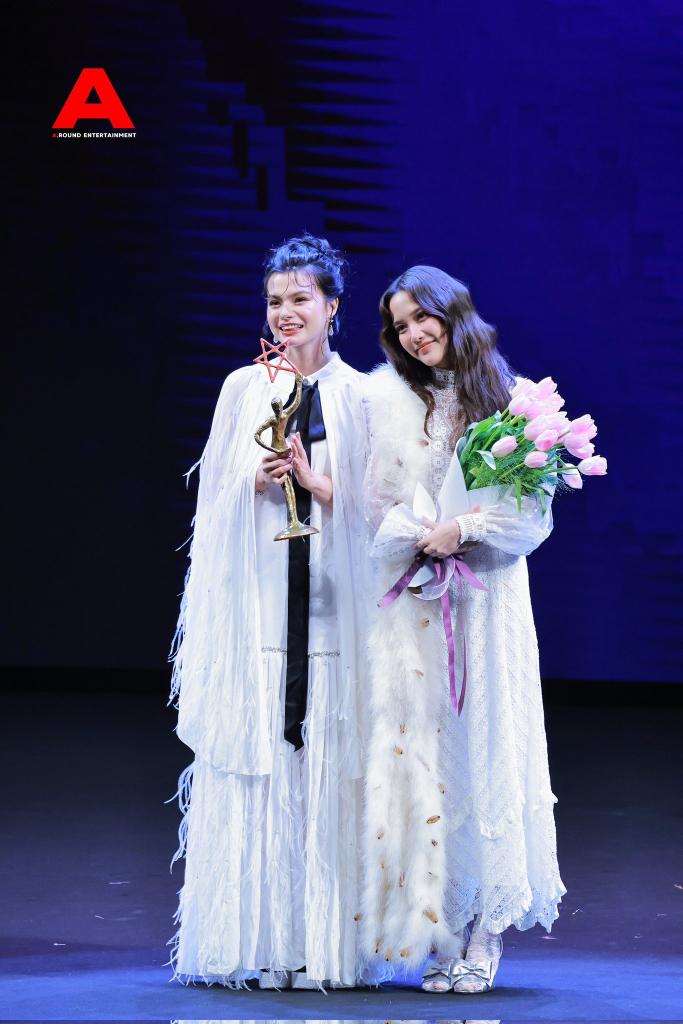 Pueden decir lo que quieran pero FREENBECKY es la pareja más exitosa y poderosa de los premios. No solo llegaron usando sus respectivas marcas como embajadoras si no regresaron después de la Meet Gala y Cannes 

SAROCHA REBECCA AT 9ENT 2025
#NineEntAwards25xFreenBecky
#FreenBecky