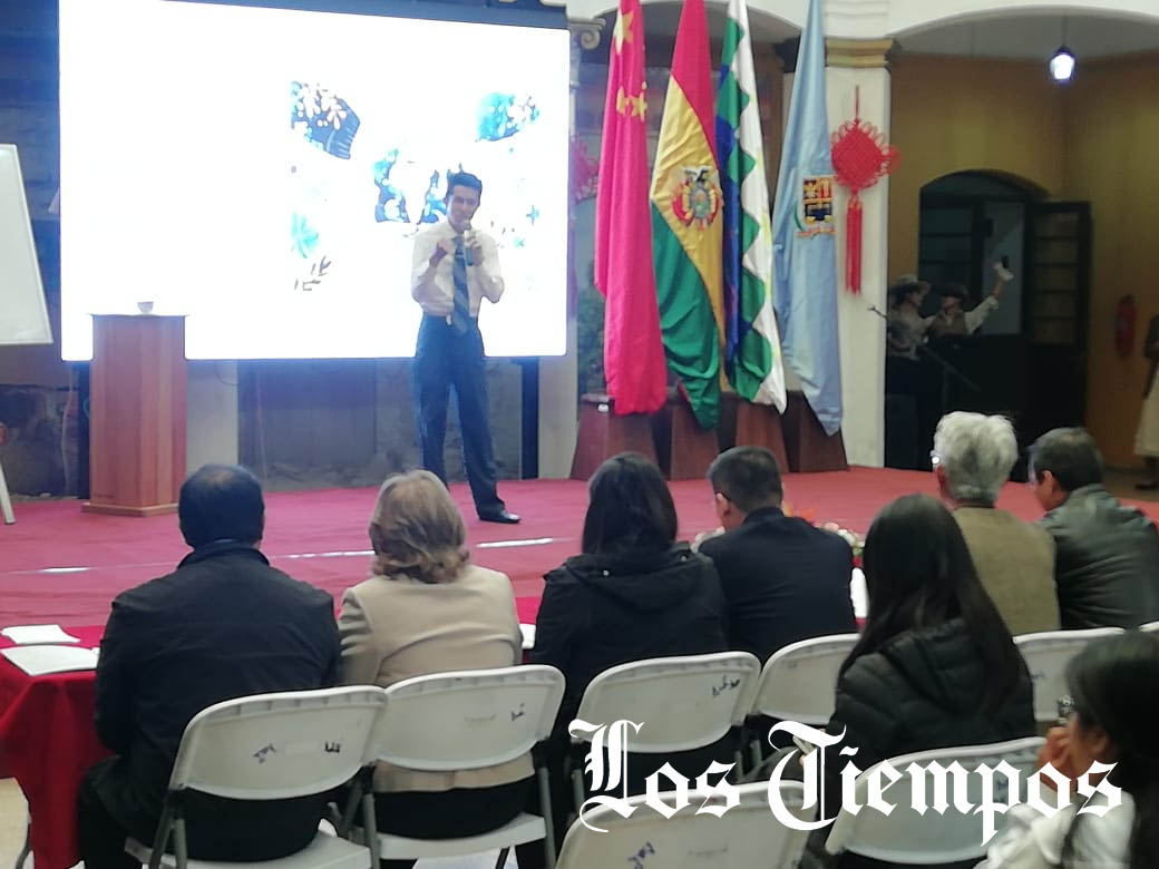 La Embajada de China entregó becas a estudiantes para recibir capacitación en el idioma chino y la vasta cultura de ese país.
Fotos: Hernán  Andia.