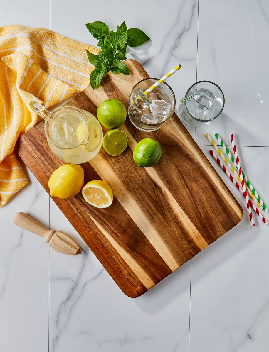Serve up some homemade lemonade this Memorial Day on a Swiss Diamond cutting board. Crafted from beautiful acacia wood, it’s perfect for displaying hors d’oeuvres with elegance and style. #swissdiamond #memorialdaycooking