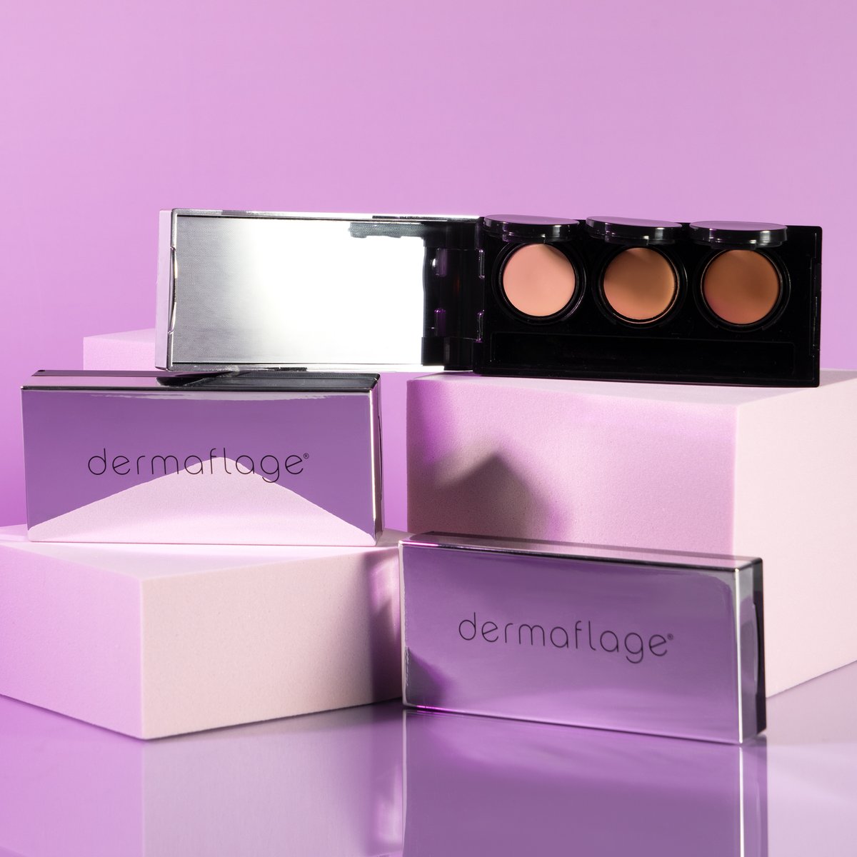 If you have any type of skin discoloration on your face or body, our pro concealer palette can conceal it. This palette works particularly well on discolored scars or acne, dark circles, bruises, and even tattoos.