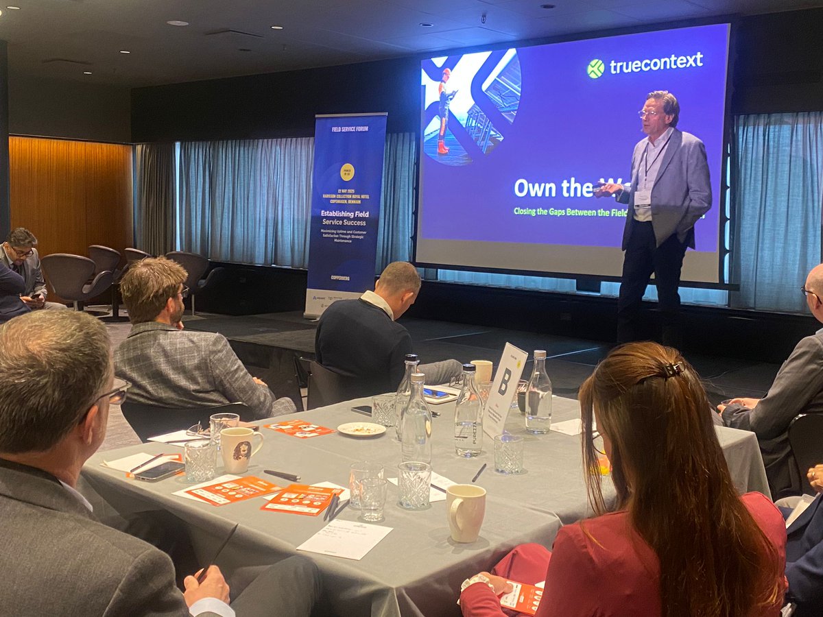 CopperbergAB's tweet image. &quot;Once it shifts from something you’re trying to do to something you’re just doing—it’s like breathing air.&quot; - Alvaro Pombo (TrueContext) on #AI adoption in #fieldservice.

His message: own the workflow, align strategy with execution, and give context to data.

#FieldServiceForum