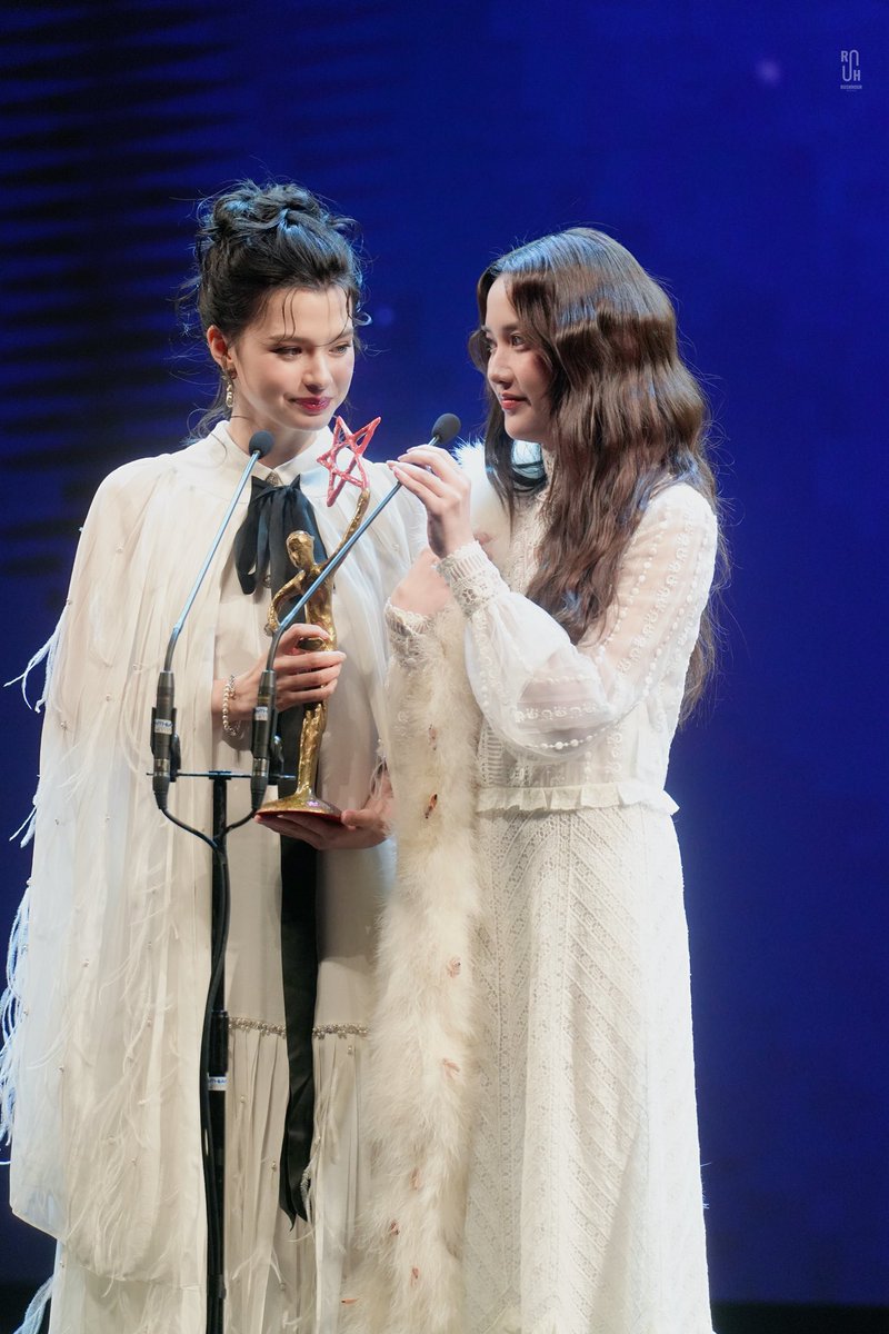 girlsloveinfo's tweet photo. Our fave #GirlsLove actresses shined at the #9entertainAwards2025 ✨

🏆 #FreenBecky: “Couple of the Year” (3rd year in a row!)
🏆 #EngfaWaraha: “Actress of the Year”

In our hearts, they’re winners every day 😌

📸 @filmatice
#NineEntAwards25xFreenBecky #NineEntAwards25xENGFA https://t.co/HLLX1WXTVS