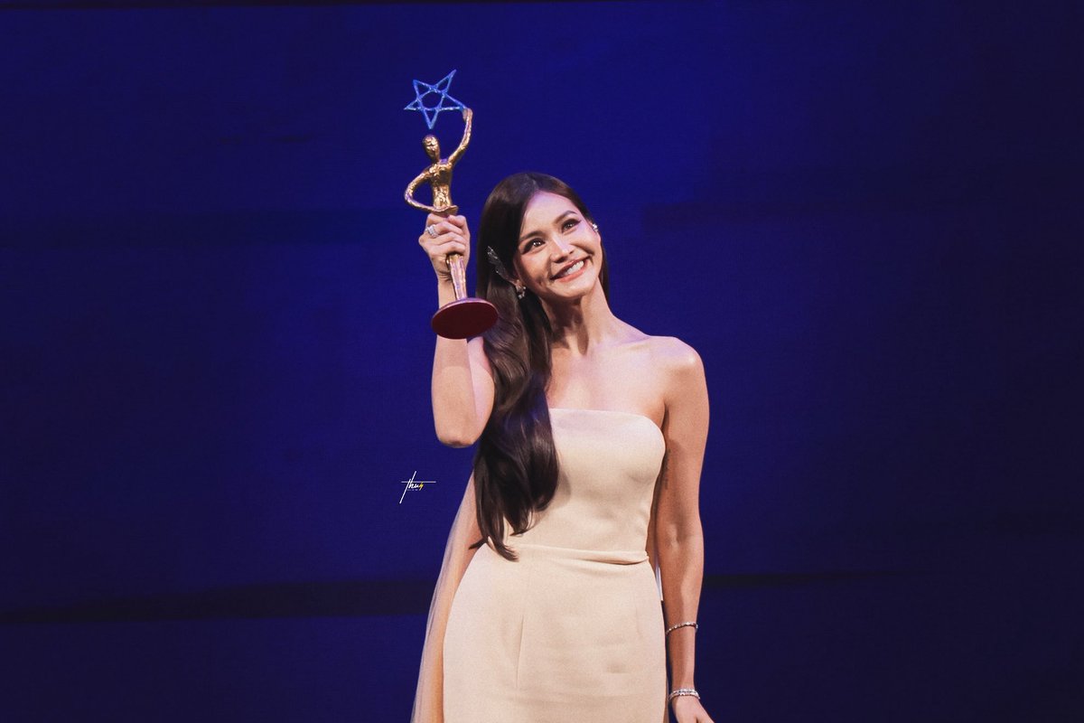 girlsloveinfo's tweet photo. Our fave #GirlsLove actresses shined at the #9entertainAwards2025 ✨

🏆 #FreenBecky: “Couple of the Year” (3rd year in a row!)
🏆 #EngfaWaraha: “Actress of the Year”

In our hearts, they’re winners every day 😌

📸 @filmatice
#NineEntAwards25xFreenBecky #NineEntAwards25xENGFA https://t.co/HLLX1WXTVS