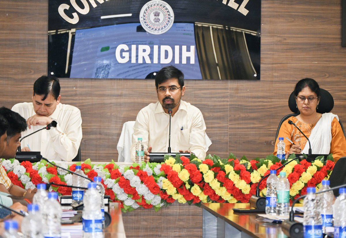 आज समाहरणालय सभागार में उपायुक्त, श्री नमन प्रियेश लकड़ा ने जल जीवन मिशन एवं जलापूर्ति तथा स्वच्छता योजना समेत विभिन्न योजनाओं की बारी-बारी समीक्षा की, दिए जरूरी दिशा-निर्देश।
<a href="/JharkhandCMO/">Office of Chief Minister, Jharkhand</a> 
<a href="/prdjharkhand/">IPRD Jharkhand</a>