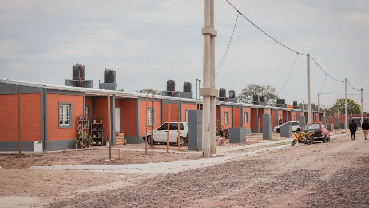 El cierre del Fondo de Integración Socio Urbana (FISU) por decreto representa una grave regresión social para los barrios populares, afectando el acceso a derechos básicos de más de 5 millones de familias trabajadoras. 
Se exige su inmediata restitución.