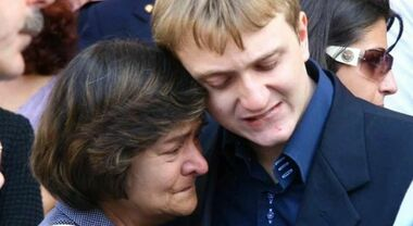 DavePollak4's tweet photo. quasi nessuno sa chi sia Elisabetta Ligabò.

ve lo dico io.

è la mamma di Alberto #Stasi.

questa donna, dopo:

18 anni di calvario 

10 anni di carcere per un figlio innocente 

e dopo (non dimentichiamolo) aver perso la futura nuora #ChiaraPoggi con cui aveva un rapporto sano e pulito.

e dopo aver perso un marito e padre di Alberto, ucciso in poco tempo da una leucemia fulminante quasi certamente conseguenza del dolore per le sventure del figlio.

dopo aver dovuto vendere quasi tutti i beni di famiglia compresa la ditta del marito, per risarcire i Poggi.

ebbene QUESTA donna, questa MADRE di un figlio ingiustamente condannato, oggi ha espresso il desiderio  di poter vedere la mamma di #ChiaraPoggi.

c'è bisogno che rimarchi lo spessore morale e umano di questa famiglia?

non credo.

#GarlasKKo #Garlasko