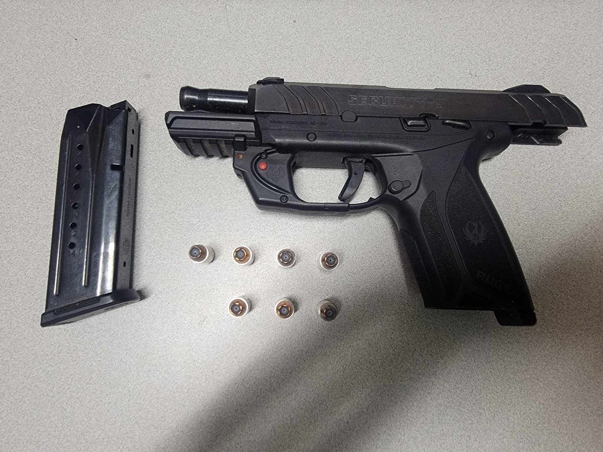 PPDJosephBusa's tweet image. Great work by The 39th Districts Violent Crime Reduction Team P/O Kology, P/O Stasik, P/O Lee & P/O Stout. 2 individuals in custody and 2 firearms recovered. @PPD39Dist