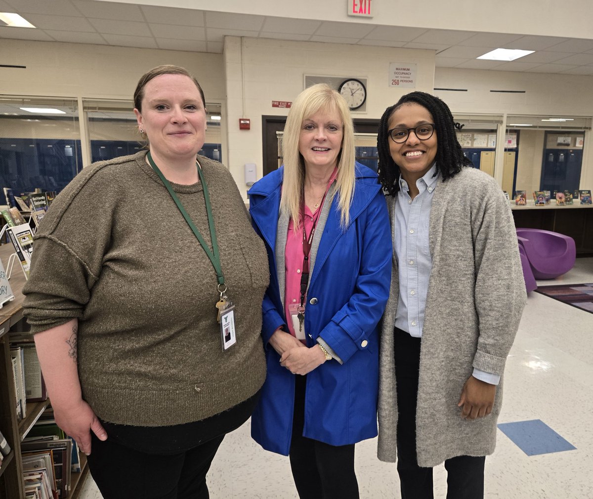Ossining and Yorktown middle schoolers learning American Sign Language held a wonderful collaborative event today. Learning language and culture in authentic and engaging ways. Thank you to Ms. Nicholas for leading this event!
<a href="/OssiningSchools/">Ossining UFSD</a> 
<a href="/Mary_FoxAlter/">Mary Fox-Alter</a> 
<a href="/mariaAmeyer03/">Maria Angélica Asilis Meyer (she/her/hers/ella)</a>