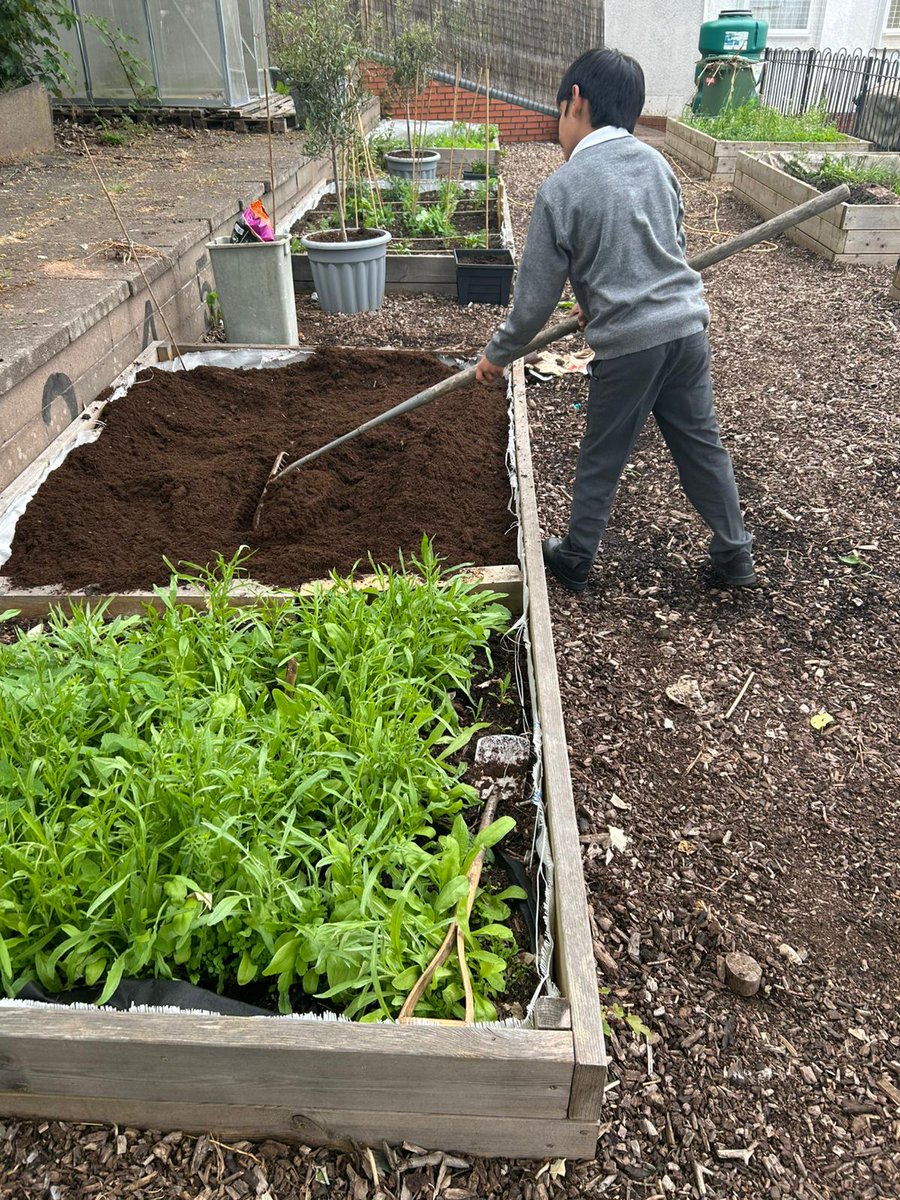 stmichaelsb21's tweet image. The allotment was a hive of activity today as @YouthPathway supported our children to plant, grow and nurture fruit and vegetables while solidifying friendships. #WeAreStMikes