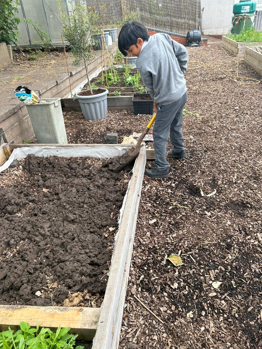 stmichaelsb21's tweet image. The allotment was a hive of activity today as @YouthPathway supported our children to plant, grow and nurture fruit and vegetables while solidifying friendships. #WeAreStMikes