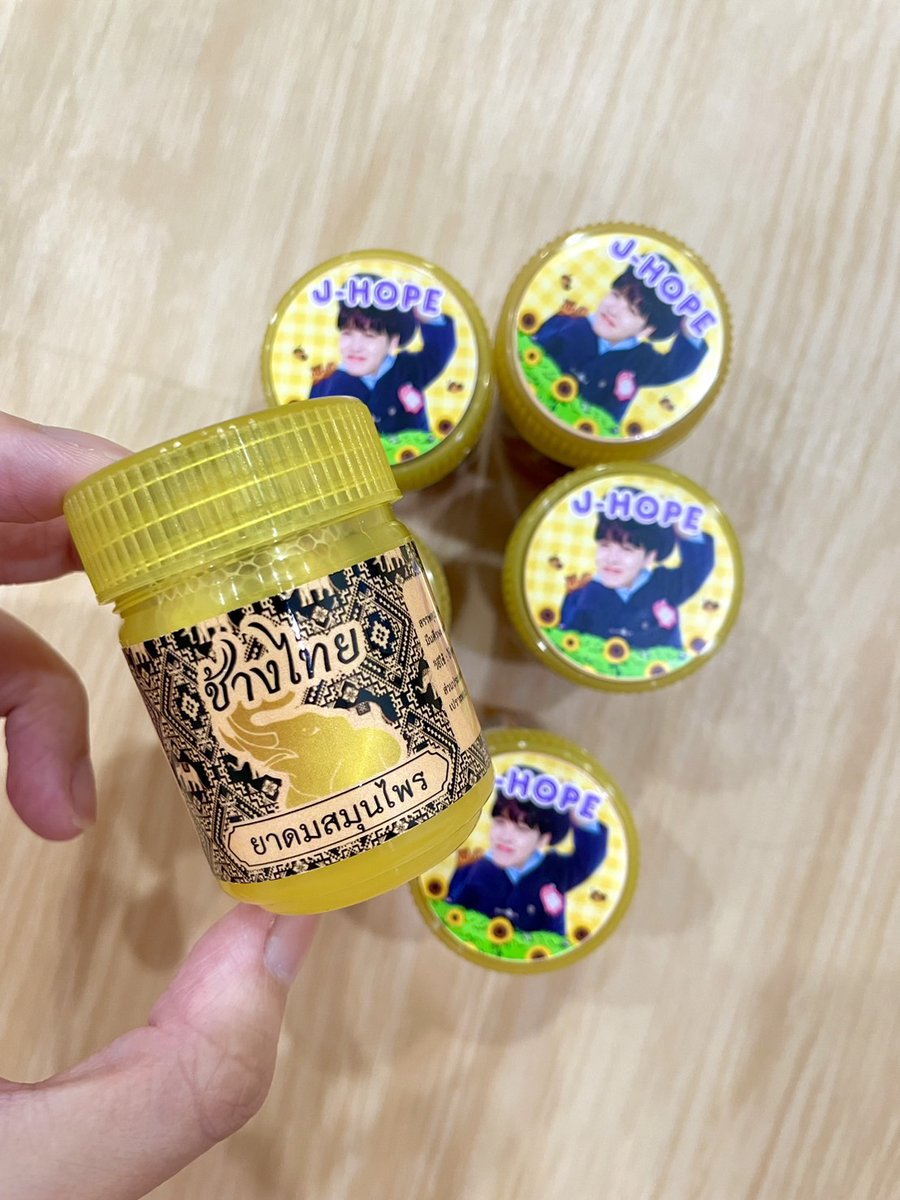 _Changthai's tweet photo. Give away ยาดม มีหลายสีหลายกลิ่น มีบริการออกแบบสติกเกอร์สำหรับติดกระปุกยาดมด้วยนะคะ ทักมาสอบถามได้เลย ซื้อเยอะมีราคาส่งงับบ #รับทําของแจกหน้าคอน #GIVEAWAY #รับทําgiveaway #รับทําของแจก #รับทําสติ๊กเกอร์ https://t.co/fv4K94nZjT