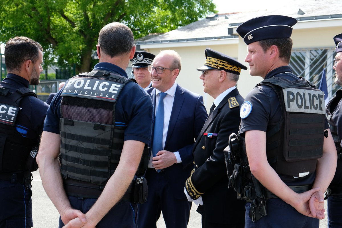 Heureux d’accueillir <a href="/LMarcangeli/">Laurent Marcangeli</a> à <a href="/Angers/">Ville d'Angers</a> pour lancer une série d’ateliers sur la simplification et la qualité des services publics.
Premier atelier concernant la simplification de la commande publique.
Remise du label #ServicesPublics+ à la @MSA49actu et visite à la Roseraie.