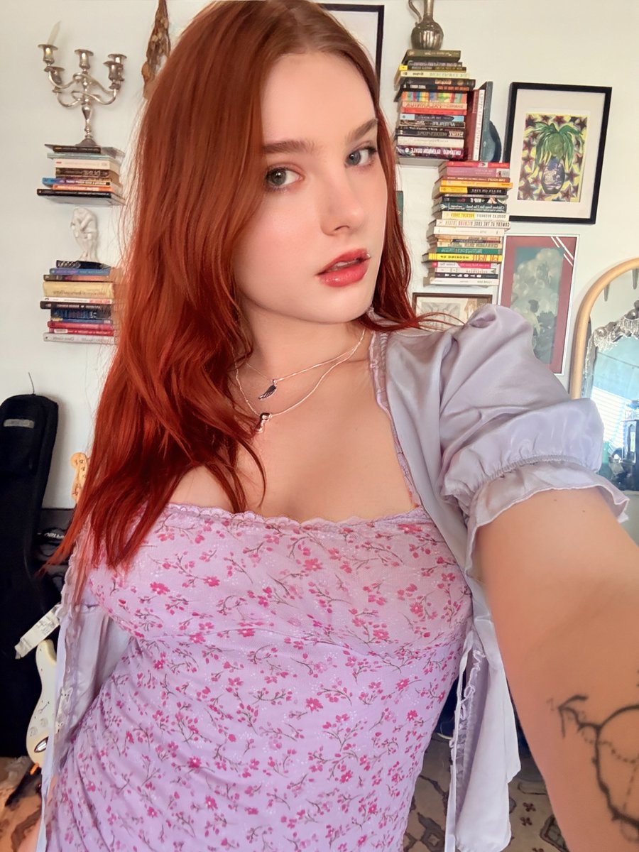 Anyone here willing to go on a date with a trans girl?🤗